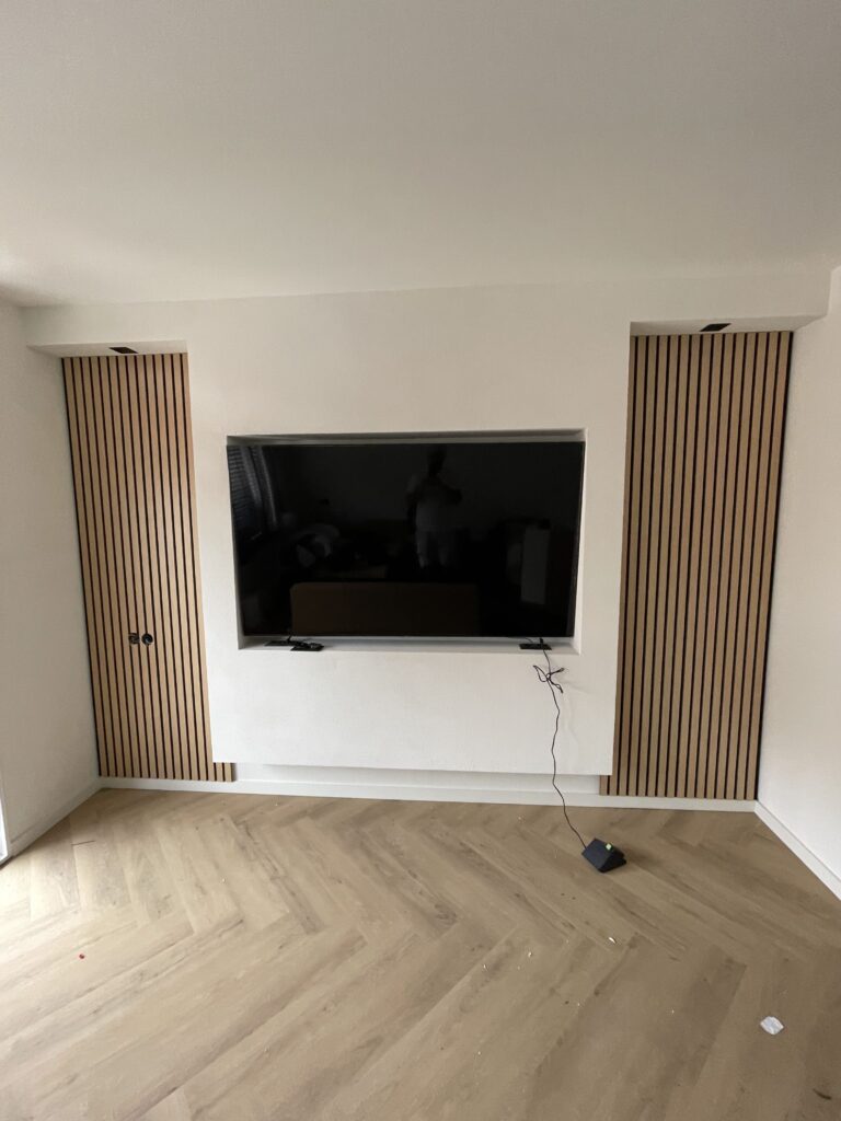 Tv-wand met houten lattenpanelen en een visgraat PVC-vloer