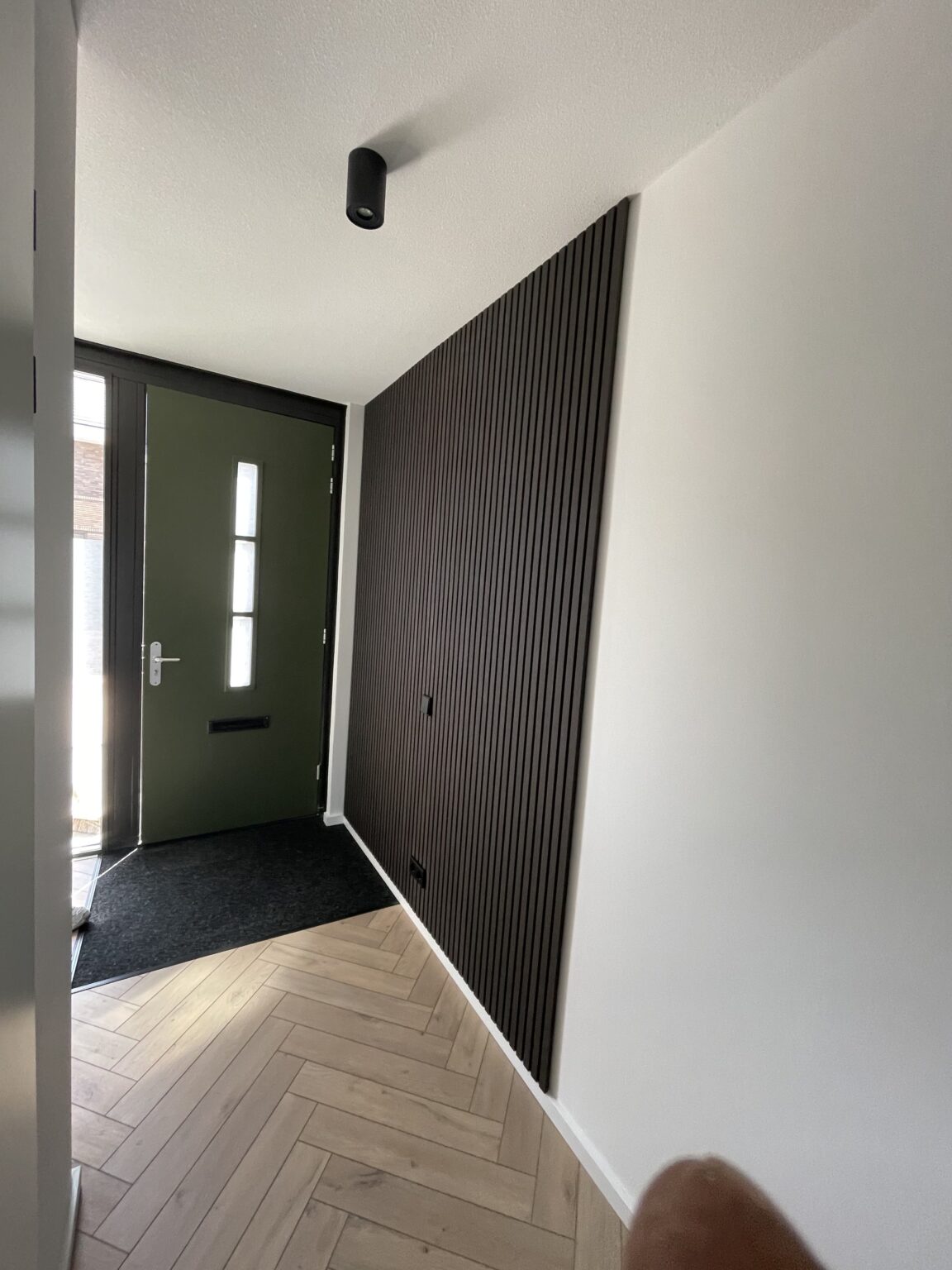 Entree met zwarte akoestische lattenwand