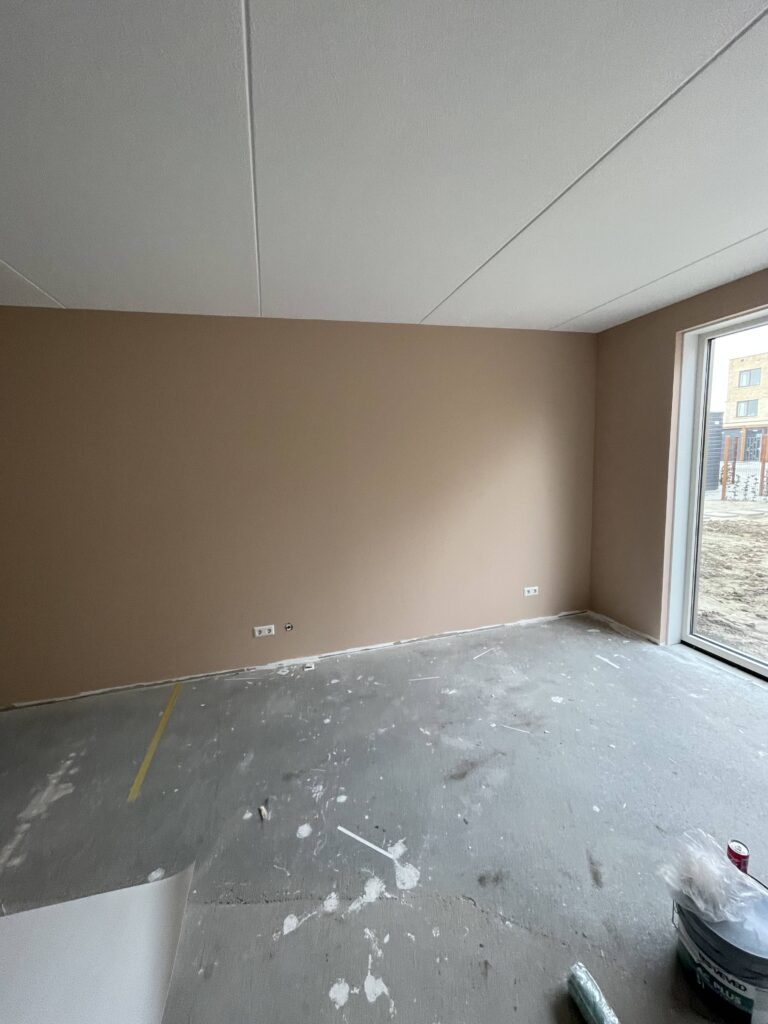 Gestuukte woonruimte in warme kleur