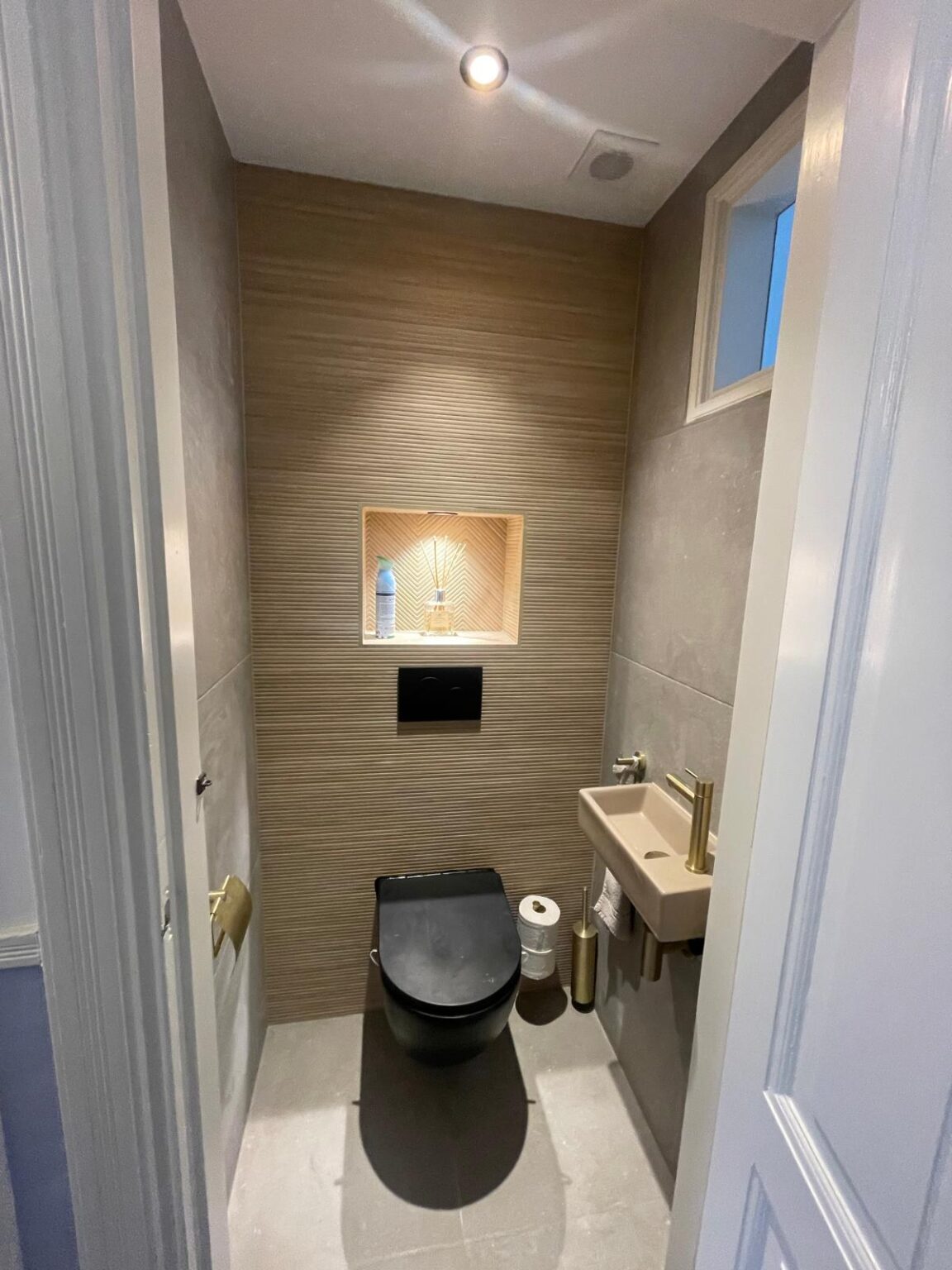 Toilet in warme houttinten