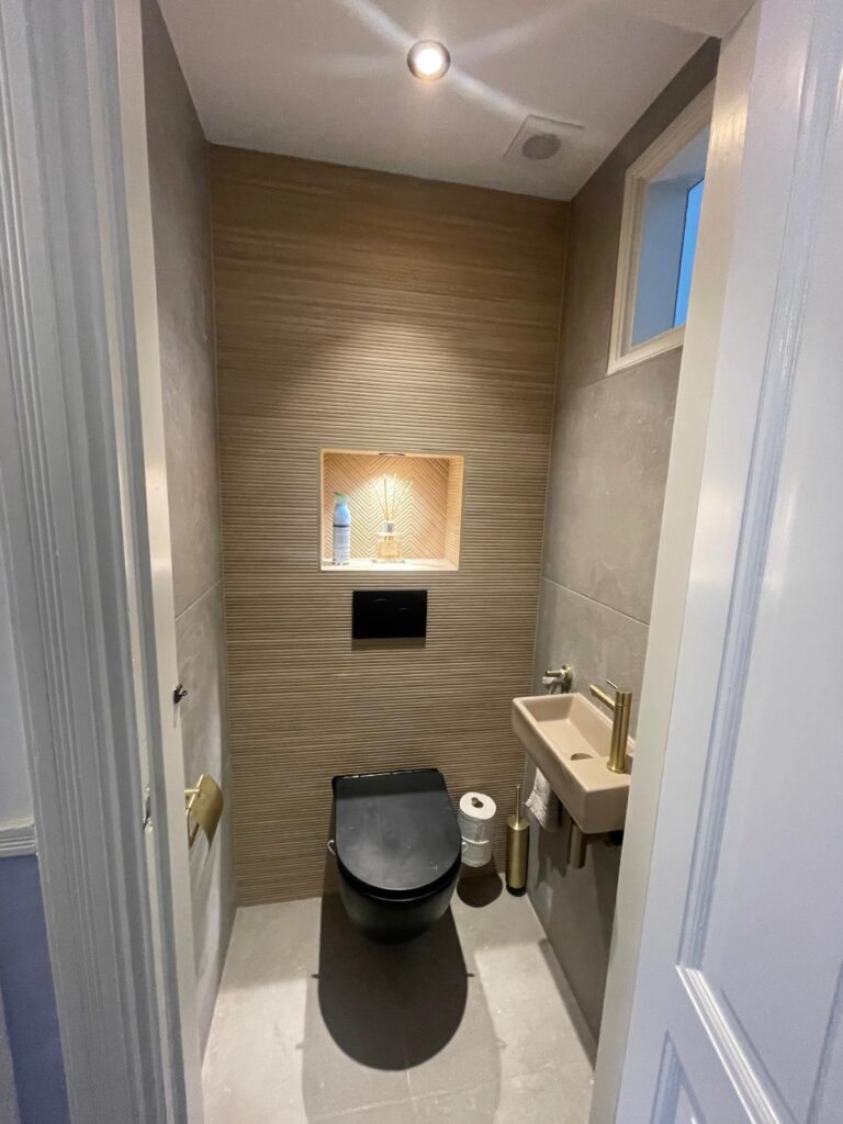 Toilet in warme houttinten